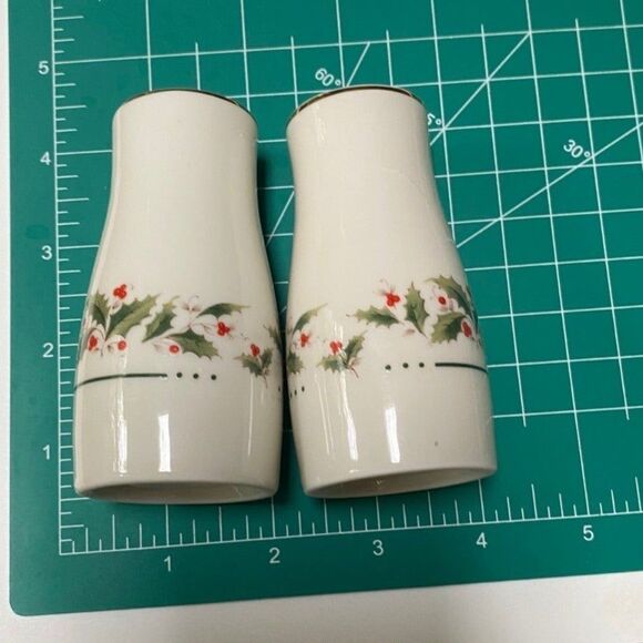 Vtg Yuletide White and Holly Berry & gold trim Christmas Salt and Pepper Shakers - Picture 8 of 9